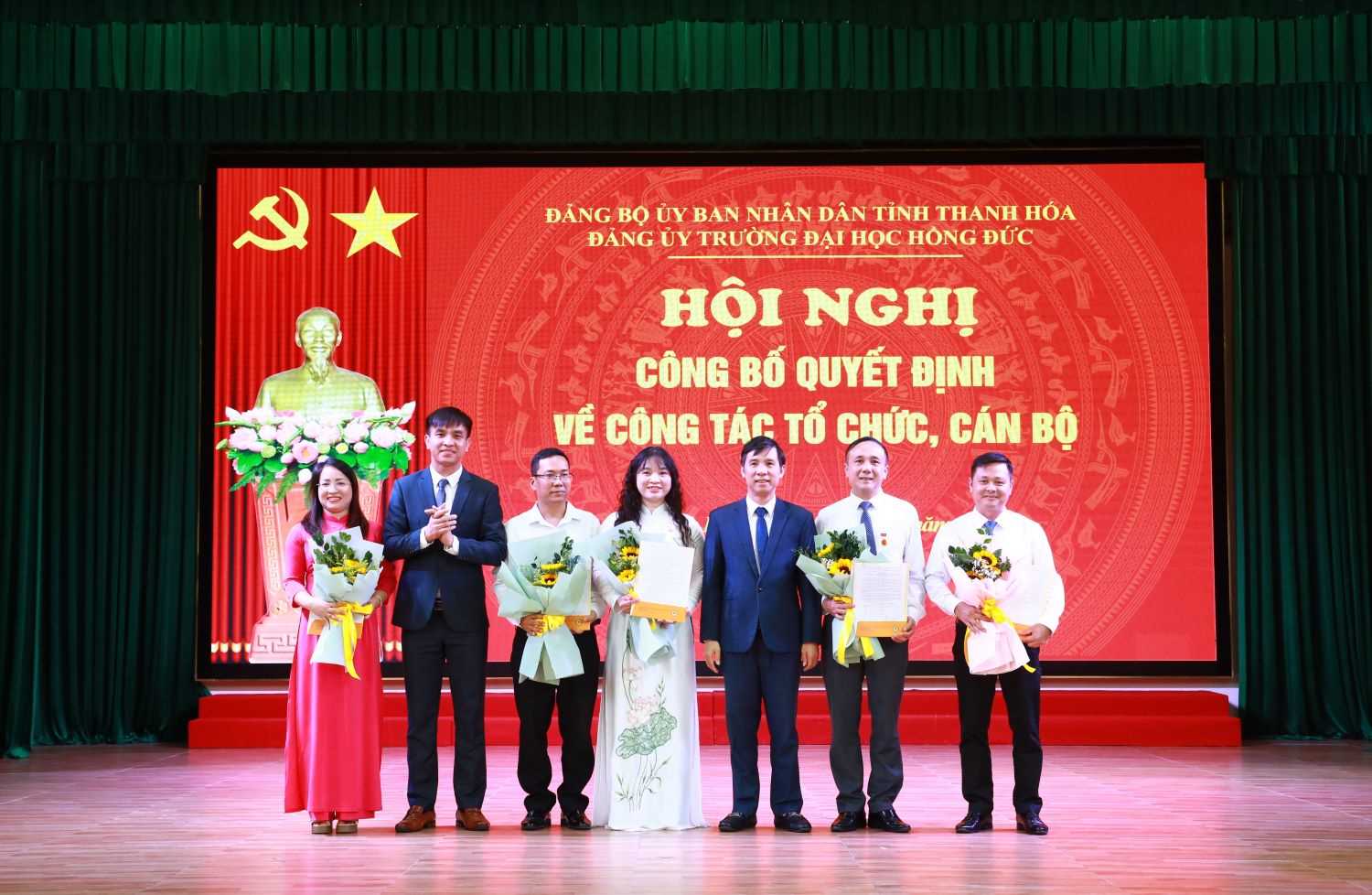 Trường Đại học Hồng Đức công bố các quyết định kiện toàn tổ chức và bổ nhiệm viên chức quản lý